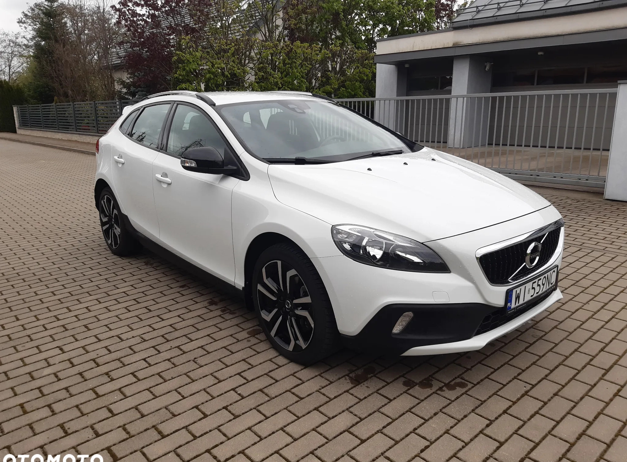 Volvo V40 cena 55000 przebieg: 173000, rok produkcji 2017 z Warszawa małe 79
